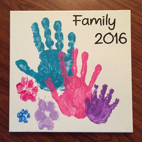 Handprint Art Family, Family Hand Art Ideas, Hand Print On Canvas, Family Handprint, Canvas Painting Ideas For Family, Family Handprints, Plate Art Ideas, Family Canvas Ideas, Hand Print Painting