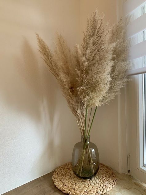 Pampas Grass Decor, Table Decor Living Room, Hal Decor, 背景 シンプル, Home Decor Vases, Decor Home Living Room, Room Inspiration Bedroom, Home N Decor, Aesthetic Room Decor