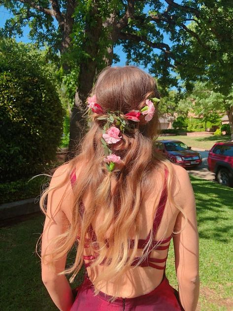 Flower Prom Hairstyles, Deb Hair, Down Prom Hair, Half Up Half Down Prom, Descendants Oc, Braid Half Up Half Down, Hoco Inspo, Cute Prom Hairstyles, Senior Szn