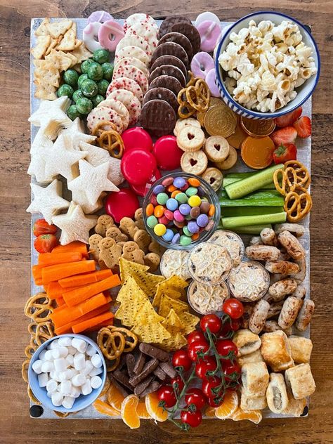 Kids Christmas Party Platter Christmas Buffet For Kids, Natal, Kids Appetizers Christmas, Christmas Party Platter Ideas, Children’s Christmas Party Food, Party Snacks Platters, Round Foods Party, Kids Xmas Party Food Ideas, Kids Snack Platter Ideas