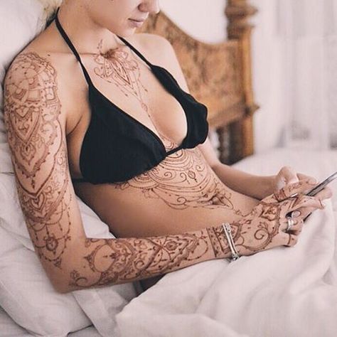 #Hennatravels with @svebushka ✈️ My biggest #henna artwork ever, 9 hours nonstop 🙈😄#hennasleeve lotus and underbreast mehndi #veronicalilu Gothic Henna, Fingers Henna, Henna Sleeve, Leg Henna, Henna Mandala, Tattoo Henna, Henna Body Art, Mehndi Tattoo, 9 Hours