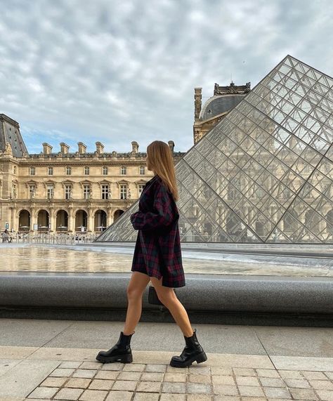 Travel Poses, Paris Photo Ideas, Walking Outside, Paris Travel Photography, The Louvre Museum, Museum Photography, Parisian Aesthetic, Paris Dream, France Aesthetic