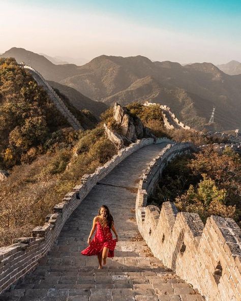 Uma foto inesquecível para comemorar 8 anos do Viajando com Gabi! Great Wall Of China Instagram, Travel China, Summer Palace, Great Wall Of China, China Travel, Great Wall, East Asia, Monument Valley, Vision Board