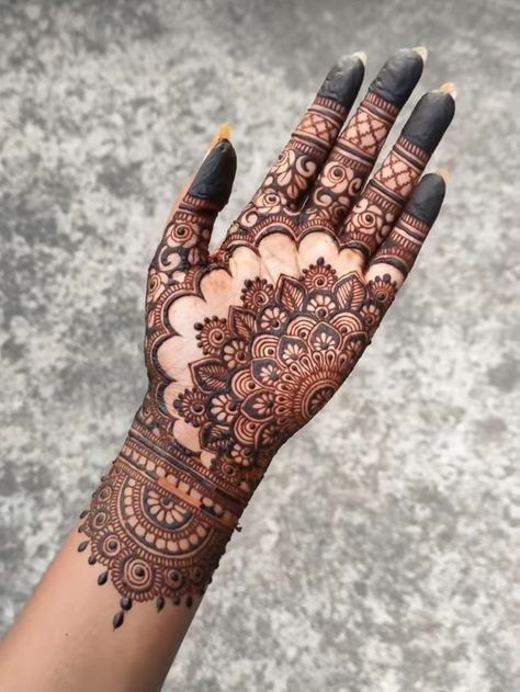 Mehndi Designs For Wrist, Palm Mehndi Design For Eid, Indian Style Mehendi Designs, Full Hand Palm Mehndi Designs, Arabic Mehendi Design Palm, Short Mehndi Design Front Hand Arabic, Mehandi Palm Designs, Arabic Henna Designs Palm, Mehndi Designs Front Hand Palm