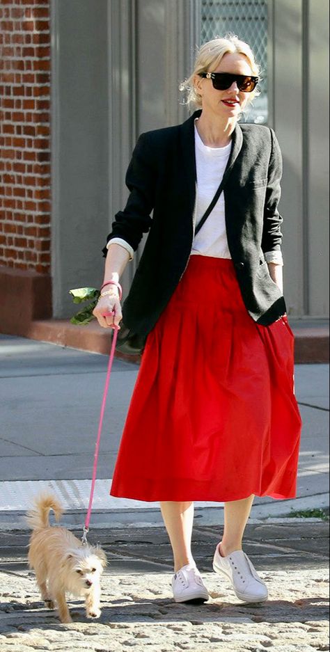 Naomi Watts Street Style, Naomi Watts Style, French Chic Fashion, Kristen Stewart Style, Confident Style, Naomi Watts, Red Skirt, Flirty Dresses, Soft Classic