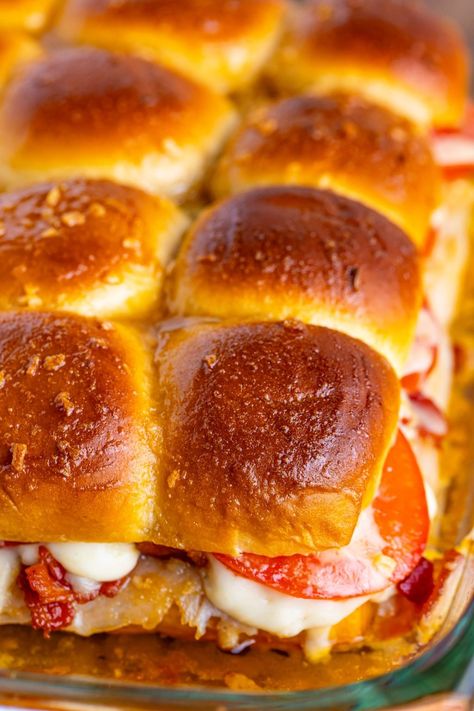 Fresh baked Kentucky Hot Brown Sliders in a dish. Hot Sandwiches For A Crowd, Hot Brown Sliders, Kentucky Hot Brown Sliders, Kentucky Derby Food, Kentucky Derby Recipes, Derby Recipe, Derby Party Food, Kentucky Hot Brown, Kentucky Derby Party Food