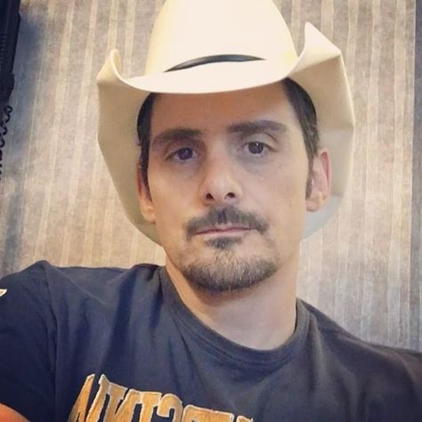 Brad Paisley Songs, Signature Guitar, Brad Paisley, Male Celebrities, Country Music Stars, Country Stars, Country Men, Good Ole, Think Positive Quotes