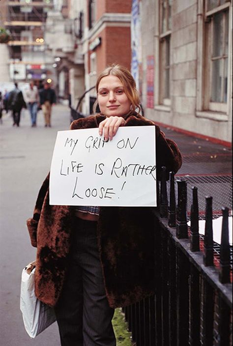 Gillian Wearing Gillian Wearing, Holding A Sign, Narrative Photography, Sign Photography, A Level Photography, Turner Prize, Istoria Artei, London Photographer, I'm With The Band