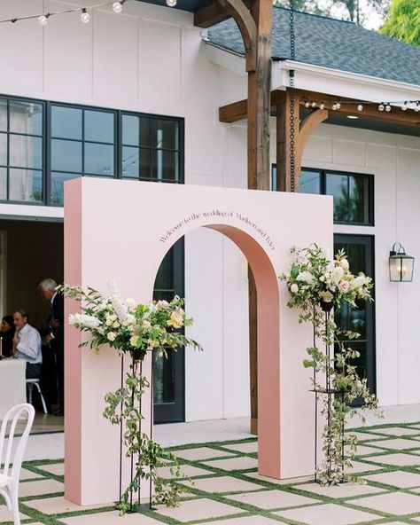 Wedding Venue Entrance Decor, Entrance Wedding Decor, Arches Backdrop, Entry Arch, Event Entrance Arch, Corporate Anniversary, Entrance Arch, Photobooth Ideas, Inmobiliaria Ideas