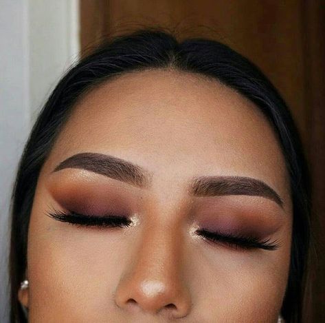 Brown Fall Makeup Looks, Fall Makeup Brown Skin, Maroon Eyeshadow Looks, Maroon Makeup, Maroon Eye Makeup, Doe Eye Makeup, Maroon Eyeshadow, Thanksgiving Makeup, Burgundy Makeup