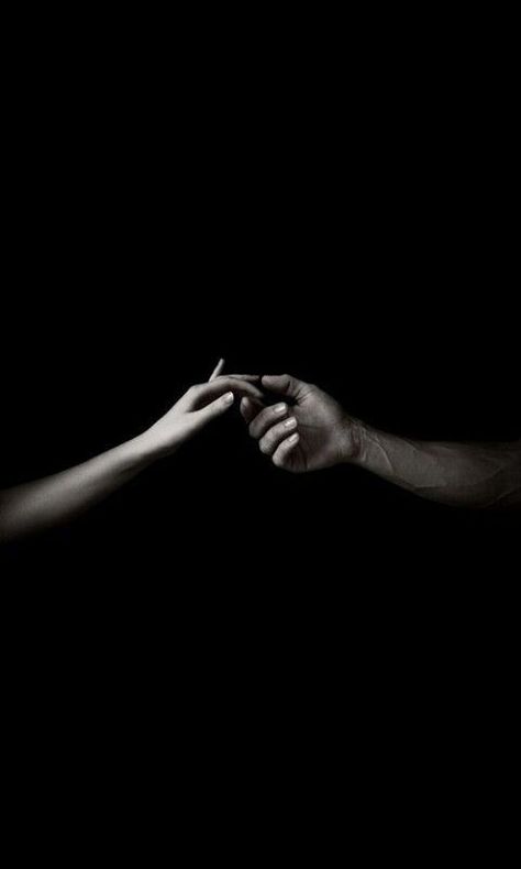 Hand Photography, Trik Fotografi, Hand Holding, Dark Photography, Dark Wallpaper, Black Aesthetic, White Photography, Black And White Photography, Dark Aesthetic