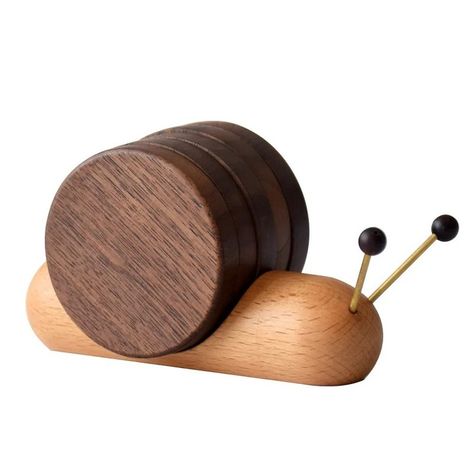 he perfect touch for your home! 🌀✨ Add a touch of charm to your coffee table with our Handcrafted Wooden Snail Coaster Set! This set of 5 comes with a handy holder and is perfect for all your beverages – tea, coffee, milk, you name it! These rustic drink coasters make an ideal housewarming gift too. 🏡❤️ #HomeDecor #CoasterSet #Handcrafted #RusticCharm #HousewarmingGift #drinkcoasters Wood Mug, Wooden Cup, Cute Coasters, Tea Coaster, Cup Mat, Small Wood Projects, Tea Tray, Wooden Coasters, Wood Coasters