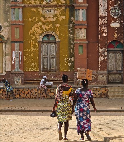 Benin, país de língua francesa da África Ocidental, é o local de origem da religião vudu (ou "vodu") e do antigo Reino do Daomé (1600 a 1900, aproximadamente). Em Abomey, antiga capital de Daomé, o Museu Histórico ocupa 2 palácios reais, com baixos-relevos que narram o passado do reino e com um trono montado sobre crânios humanos. Ao norte, no Parque Nacional Pendjari, há safáris com elefantes, hipopótamos e leões. Benin Culture Aesthetic, Benin Travel, Africa Aesthetic, African Cities, African Tribe, Mama Africa, Benin City, Adventure Tourism, City Photos