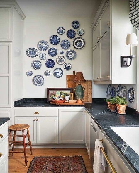 Create Captivating Plate Wall Displays with These Inspiring Spaces - Cottage Journal Plate Wall Display, Southern Gardens, Cottage Journal, Grandmillennial Style, California Street, Kitchen Plate, Wall Displays, Cottage Kitchens, Cottage Charm