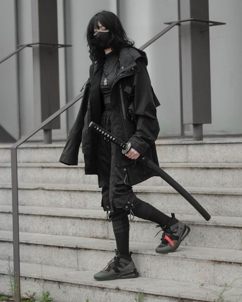 Black Techwear Women, Techwear Fantasy Outfit, Gothic Techwear, Winter Techwear For Cosplay, Techwear Samurai, Winter Techwear, Vigilante Outfit, Goth Ninja Fashion, Warcore Outfits