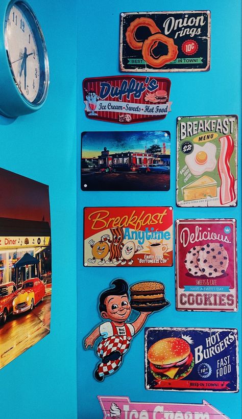 Diner Signs 50s, Old Timey Diner, 50s Diner Decor, 50s Aesthetic Diner, Vintage Diner Signs, Retro Diner Interior, Breakfast Diner Aesthetic, Diner Aesthetic Kitchen, 90s Diner Aesthetic