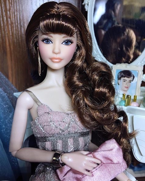 Barbie With Brown Hair, Barbie With Bangs, Barbie Brown Hair, Brown Hair Barbie, African Barbie, Brown Hair Bangs, Barbie Brunette, Brunette Barbie, Pelo Cafe