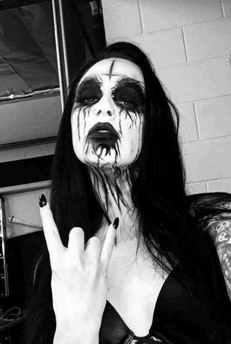 Black Metal Girl Corpse Paint Black Metal, Halloweenský Makeup, Black Metal Girl, Corpse Paint, Metal Chicks, Black Metal Art, Metal Shirts, Goth Metal, Rock N Roll Style