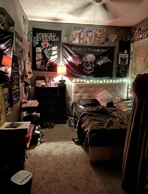 Room Ideas For Metalheads, How To Decorate A Shared Bedroom, Dark Room Bedroom, Heavy Metal Bedroom Ideas, Grunge Style Bedroom, Dark Wood Room Ideas, Room Ideas Aesthetic Emo, Y2k House Aesthetic, Heavy Metal Room Decor