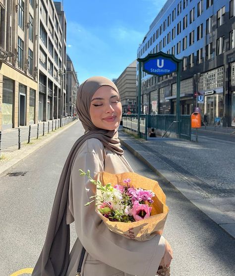 Spain Outfit Ideas Hijab, Hijab Poses Instagram, Photo Ideas For Hijabis, Beige Dress Hijab, Hijabi Poses For Instagram, Beige Hijab Dress, Hijabi Photography Ideas, Beige Hijab Outfit, Hijab Flower