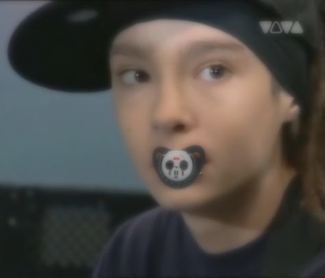 Tom Kaulitz Being Cute, Tom Kaulitz Funny Pics, Tom Kaulitz Funny Photos, Tom Kaulitz Cute, Tom Kaulitz Funny, Bill And Tom Kaulitz, Funny Tom, Baby Toms, Hotel King