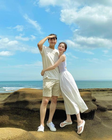 Couple Linen Outfit, Korean Couple Poses, Beach Outfit Couple, Korea Couple Photoshoot, Couple Beach Outfits, Couple Outfits Beach, Summer Couple Outfits, Couple Ootd, Couples Beach Photography