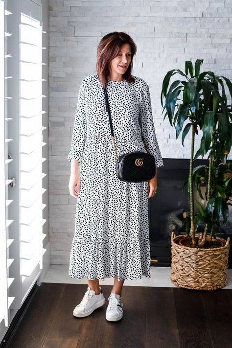 Zara Dress Outfit, Ootd Hijab Casual Outfit Ideas, Dot Dress Outfit, Polka Dot Dress Outfit, Zara Polka Dot Dress, Dress And Sneakers Outfit, Curvy Outfits, Modest Dresses, Chic Dress