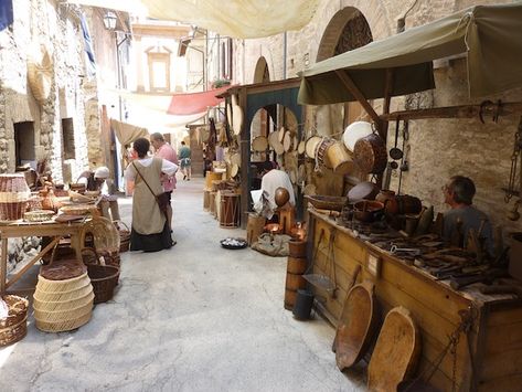 Gorgeous photos of the Medieval Festival in Bevagna Medieval Satchel, Medieval Market Place, Ancient Marketplace, Market Medieval, Market Reference, Medieval Places, Medieval Marketplace, Medieval Fabric, Medieval Shop