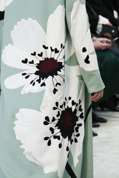 The complete Valentino Fall 2018 Ready-to-Wear fashion show now on Vogue Runway. Floral Textile Prints, Broken Doll, Floral Textile, Stitch Book, Abaya Designs, Creative Embroidery, 2018 Fashion, Painted Clothes, Floral Fashion