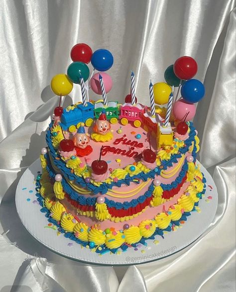 Kidcore Birthday Cake, Nostalgic Birthday Cake, Clown Cake Ideas, Clown Party Decorations, Clown Cakes Birthdays, Whimsical Cakes Birthday, Kidcore Cake, Primary Color Cake, Clown Birthday Party Ideas