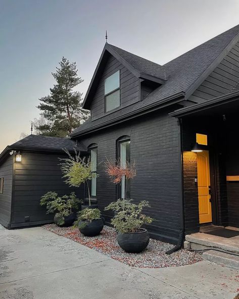 18 Modern Black Houses That Will Make You Rethink Your Home's Exterior Black House Ideas, Black Victorian House, Modern Brick House Exterior, Black Brick House Exterior, Modern Black Houses, Black Brick House, Modern Brick House, Celebrity Home, Painted Brick Exteriors