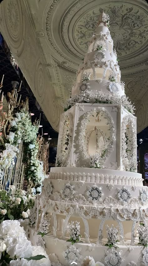 Huge Wedding Cakes, Big Birthday Cake, Fancy Wedding Cakes, Extravagant Wedding Cakes, Huge Cake, Royal Cakes, Christmas Themed Cake, Big Cake, Fondant Flower Tutorial