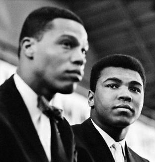 A young Louis Farrakhan and Muhammad Ali. Louis Farrakhan, Muhammad Ali Boxing, محمد علي, Muhammed Ali, Mohammed Ali, Float Like A Butterfly, Black Knowledge, The Jacksons, Black Pride