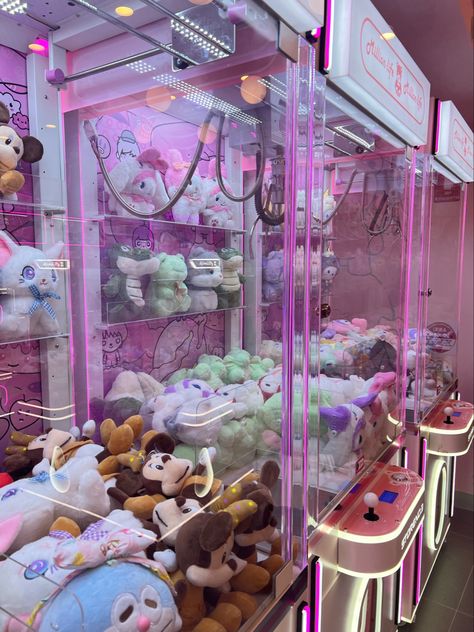 Gaming Arcade Aesthetic, Japan Arcade Aesthetic, Arcade Claw Machine Aesthetic, Claw Machine Arcade, Japanese Claw Machine, Arcade Machine Aesthetic, Pink Claw Machine, Arcade Date Aesthetic, Claw Machine Aesthetic