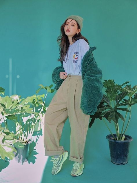 Foto Poses, Female Poses, Korean Street Fashion, Mode Inspiration, Cotton Pants, Fashion Poses, Looks Vintage, Model Poses, Look Fashion