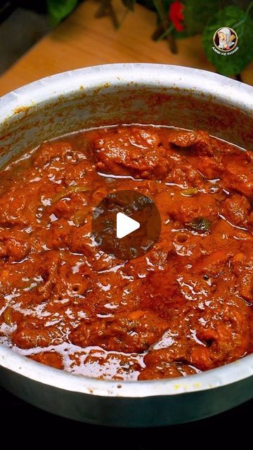 Chicken Hyderabadi, Bhuna Gosht Recipe, Pickle Mango Recipe, Chicken Masala Recipe, Gosht Recipe, Red Curry Chicken, Red Chicken, Moms Cooking, Chicken Masala