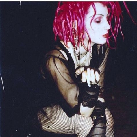 I was a mime in New Orleans when I first moved there. 1992. In Jackson Square. Basically most of the mime money was beer money. Lol 90s Grunge Hair, Hair Clips 90s, 80s Goth, 90s Punk, Look Grunge, 90s Goth, Catty Noir, Punk Aesthetic, Riot Grrrl