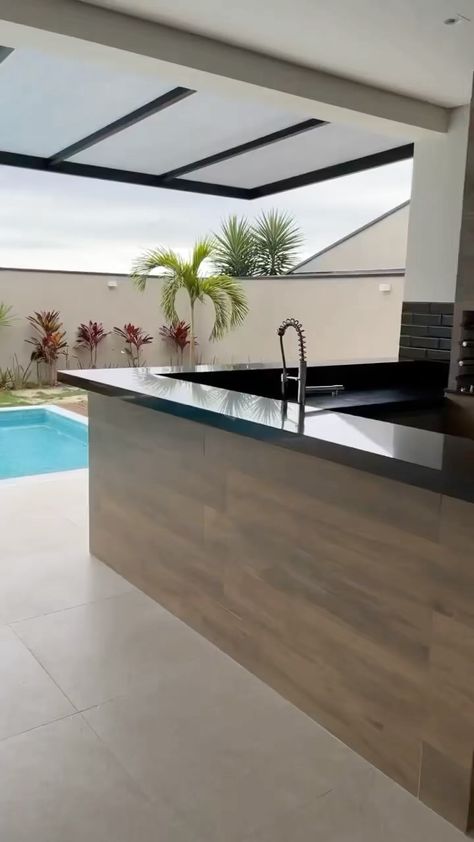 @arqprestige shared a video on Instagram: “Olha essa Área Gourmet! Gostaram? 😍 Assista até o final e confia o resultado dessa linda área gourmet com piscina! Perfeito né? ___________…” • Dec 19, 2021 at 1:36pm UTC Area Gourmet, Batman Wallpaper, Casa Exterior, Home Design Decor, Barbacoa, A Video, Modern Kitchen, Sweet Home, Dream House