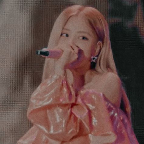 Rosé ~Kiss and Make up Live~ Kiss And Make Up Blackpink, Kiss And Make Up, Find Icons, Kiss Makeup, Black Pink Songs, Rosé Blackpink, Blackpink Rose, Black Pink, Kiss