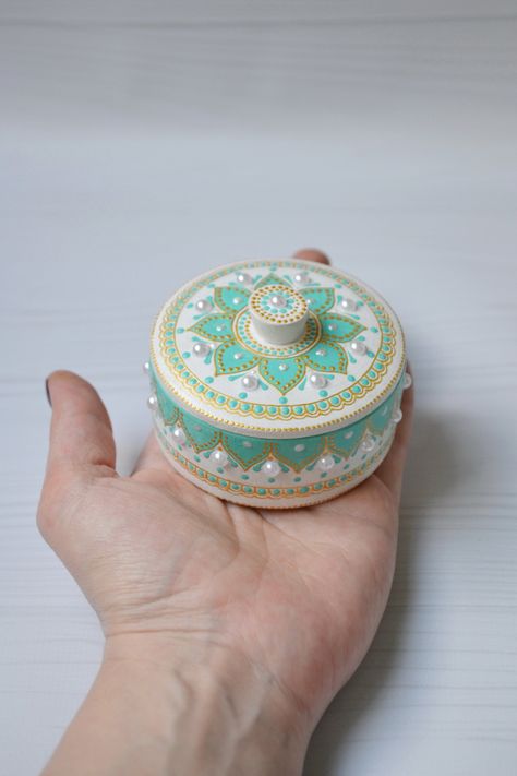 Jewelry Box Painting Ideas, Product Moodboard, Diy Trinket Box, Ring Boxes Diy, Painted Mirror Art, Hand Painted Wooden Box, Mandala Dotting, Engagement Ring Holders, Painted Wooden Boxes