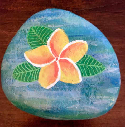 Painted Rock, Plumeria, Hawaii, Lei, Flower, Aloha, #SSBMandi Aloha Painting Ideas, Hawaii Canvas Painting, Rock Painting Ideas Realistic, Hawaii Flower Painting Easy, Tropical Rock Painting, Painting Ideas Hawaii, Hawaii Painted Rocks, Hawaiian Flower Painting Easy, Hawaii Painting Ideas