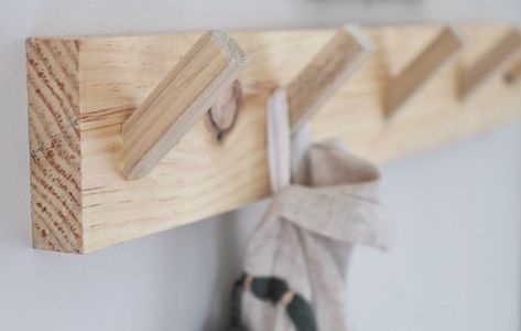 DIY Peg Hanger Wooden Hooks Diy, Picket Rail Wall Hook Diy, Peg Rack Diy, Wooden Coat Hanger Ideas, Diy Dowel Coat Rack, Diy Peg Coat Rack, Diy Dowel Wall Hooks, Diy Wood Coat Rack Wall, Diy Wall Hook Rack