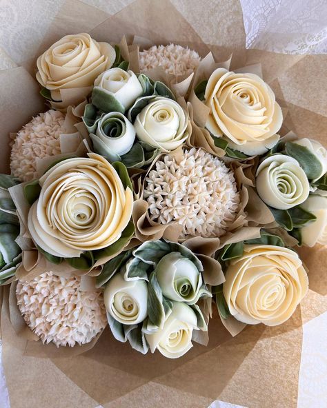 Wedding Cupcakes Bouquet, White Cupcake Bouquet, Wedding Bouquet Ranunculus, White Flower Cupcakes, Flower Cupcakes Bouquet, Cupcake Bouquet Centerpiece, Cupcake Bouquet Diy, Flower Cupcake Bouquet, Wedding Cake Neutral