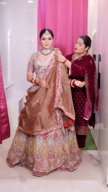 Organza Dupatta Draping Styles, Duptta Wraping On Lehnga, Dupatta Draping Styles On Head, How To Drape Dupatta On Lehenga, Dupatta Draping Styles Lehenga Choli, Dupatta On Head, Dupatta Draping Styles, Dupatta Draping, Eyelash Extension Course