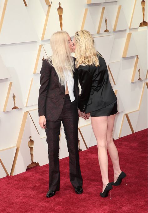 Kristen Stewart Kiss, Taylor Momsen 2023, Nicole Kidman Paparazzi, Jenifer Lawrence Pregnant, Oscars 2022, Taylor Momsen Red Carpet, Genderqueer Fashion, Mila Jovovich Pregnant, Naomi Scott