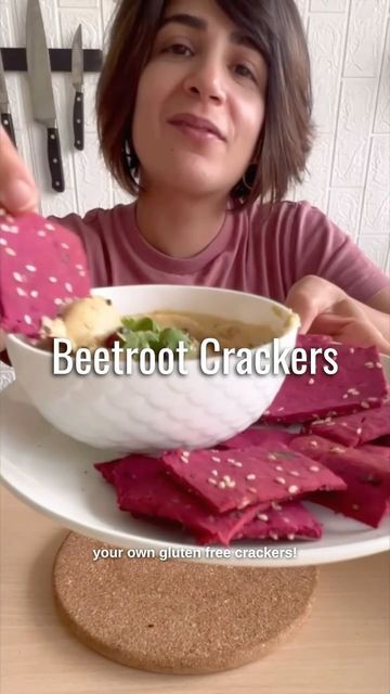 Beetroot Crackers, Millet Crackers, Baked Chips Recipe, Beetroot Chips, Healthy Vegan Recipes, Healthy Baked, Powder Recipe, Cracker Recipes, Chips Recipe