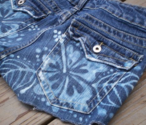 Bleach Denim Design, Aesthetic Bleached Jeans, Paint Shorts Idea, Jean Shorts With Designs, Jean Short Painting Ideas, Painted Shorts Aesthetic, Painting Denim Jeans, Shorts Painting Ideas, Jean Bleach Designs