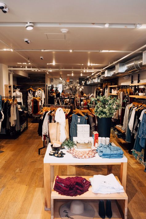 Best Newbury Street Stores for Shopping in Boston - Kaylchip Boston What To Do, Boston Shopping, Boston Aesthetic, Newbury Street Boston, Travel Size Items, Boston Art, Newbury Street, Downtown Boston, Beautiful Streets