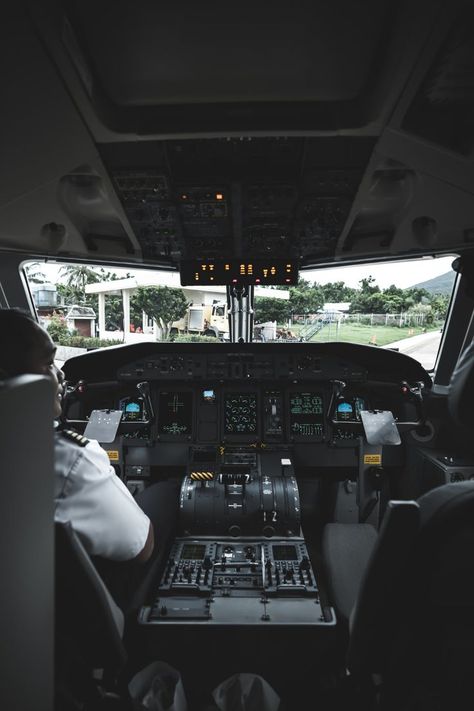 Plane Cockpit Wallpaper, Aviation Aesthetic Wallpaper, Aviation Wallpaper Iphone, Cockpit Wallpaper, Pilot Life, Plane Wallpaper, Aviation Education, Pilot Seats, Airplane Wallpaper