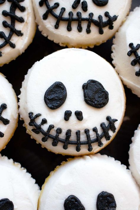 Jack Skeleton Cupcakes - get your scare on with these easy, fun, and spooky Halloween cupcakes. Skeleton Cupcakes, Festa Hotel Transylvania, Halloween Cupcakes Decoration, Halloween Food Cupcakes, Halloween Deserts, Dessert Halloween, Uhyggelig Halloween, Halloween Fest, Jack Skeleton